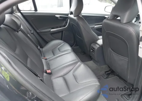 2015 Volvo S60 T5 Platinum z USA, uszkodzony, nr VIN YV1612TM6F2354162